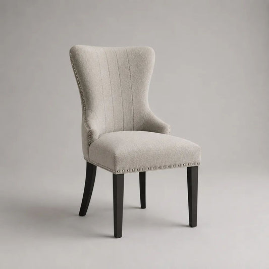 Sedia da pranzo imbottita in tessuto bouclé beige con schienale alto sagomato, borchie argentate e gambe nere, 55 × 64 × 95 cm